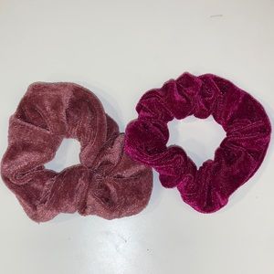 💗two pack of gorgeous pink velvet scrunchies💗
